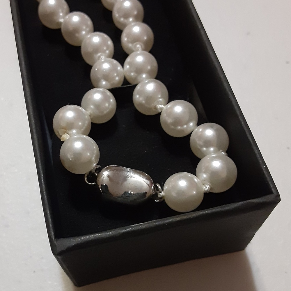 Simulated Shell Pearl Choker Necklace - Picture 4 of 4